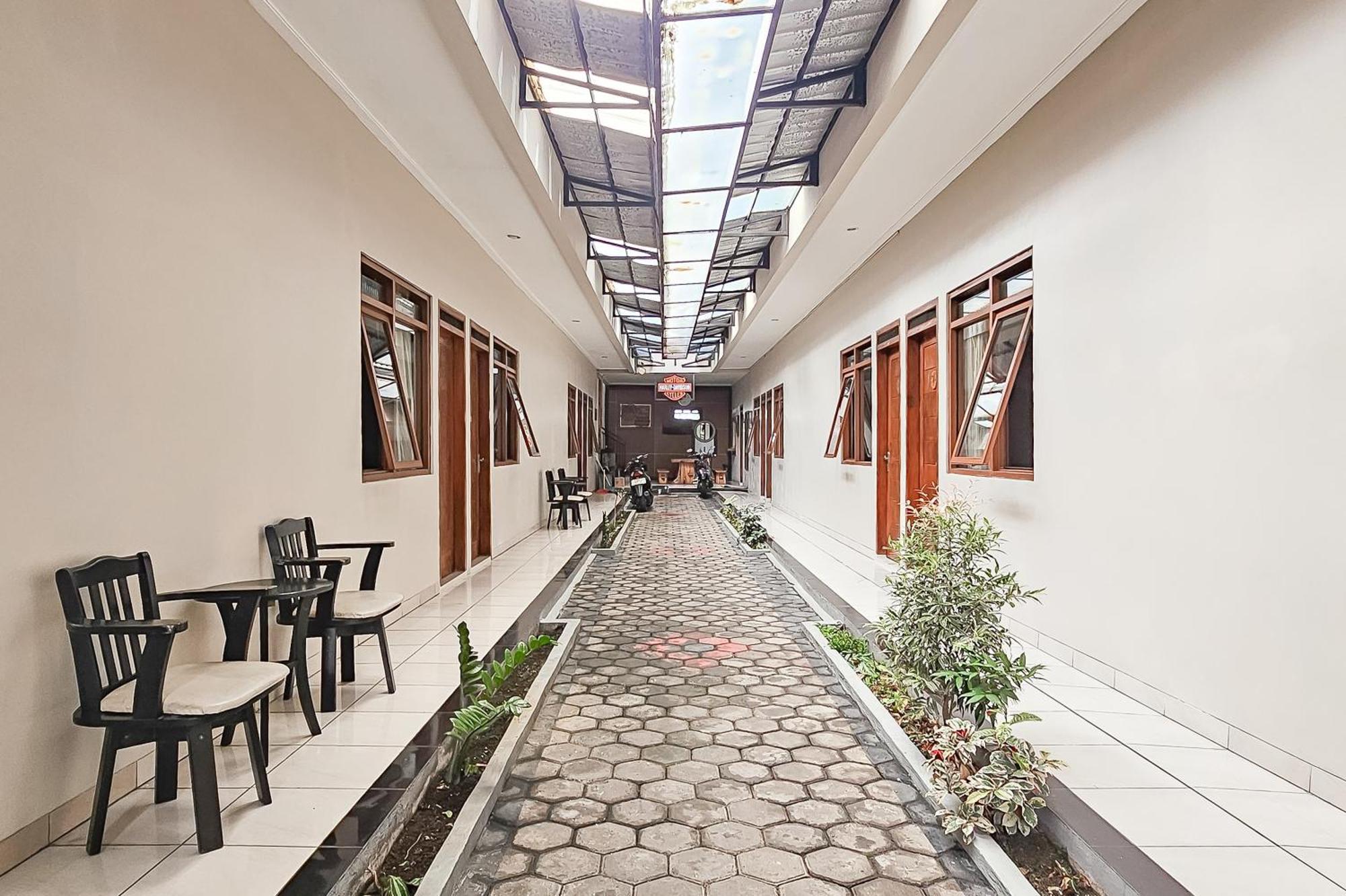 Wisma Brata Mitra Reddoorz スカブミ エクステリア 写真